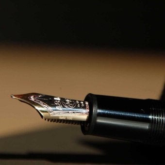 Montblanc x Fritz Schimpf Sonderedition Italic 100 Kolbenfüllhalter 